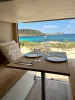 salon-comedor-furgo-camper-con-ibiza-vistas-playa-cala-comte.webp